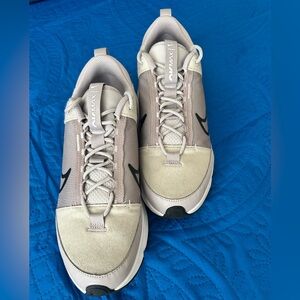 Nike Intlk Women’s sneakers size 10